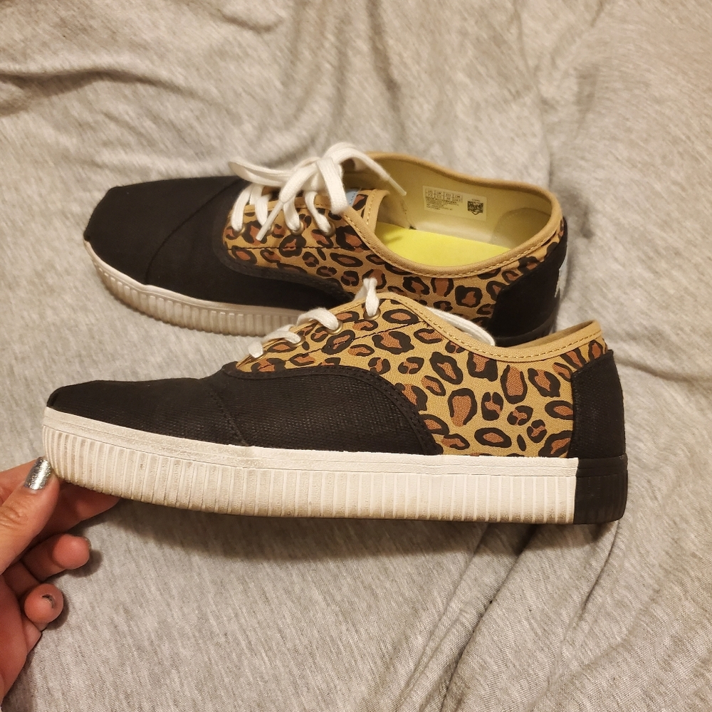 Tom's Leopard printed canvas size 7.5